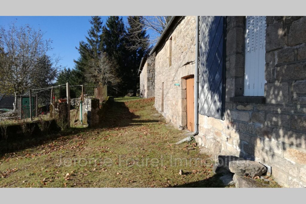 MAISON-GRANGE en pierres à 15mn au nord d’EGLETONS … – 4 pièces – NR chambres – 4  – 70.00 m²