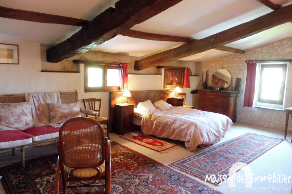 ANCIEN PRESBYTERE A MODERNISER – 8 pièces – 5 chambres – 4  – 317 m²