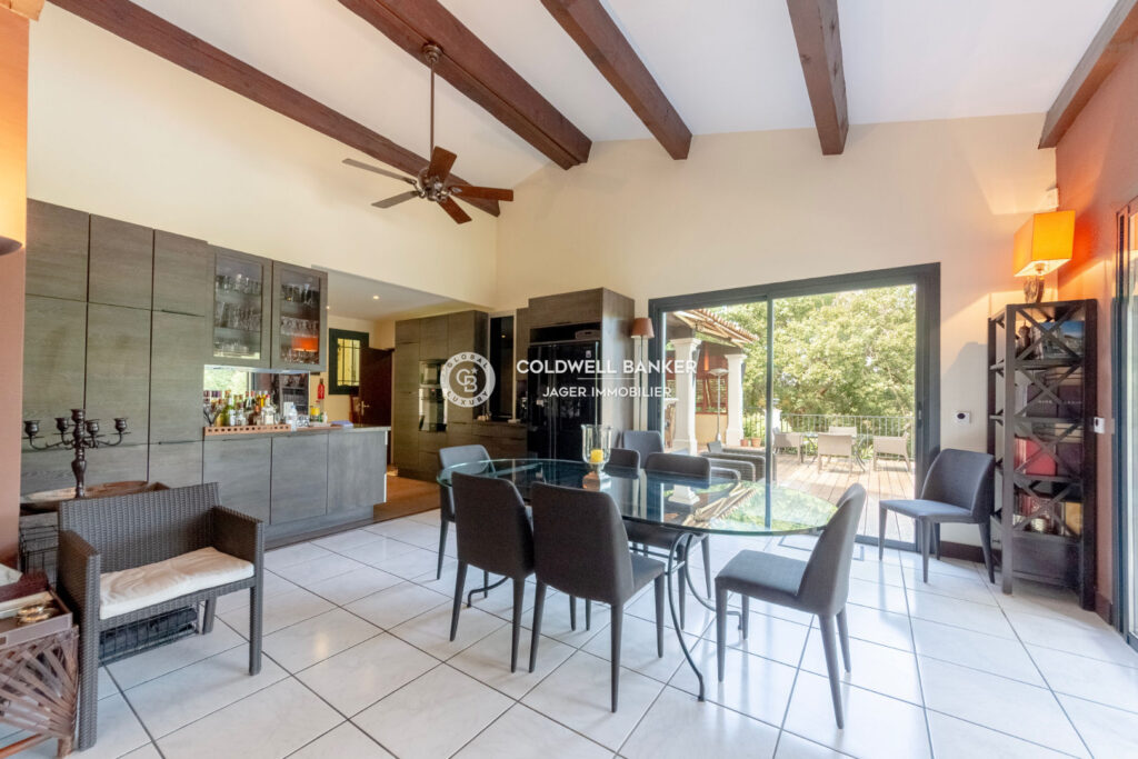 Charmante propriété dans un quartier verdoyant au calme – 6 pièces – 5 chambres – 250.00 m²