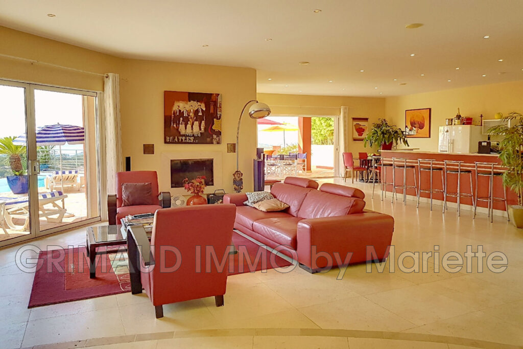 Triple vue mer panoramique pour cette très belle villa avec pi – 8 pièces – 5 chambres – 205.00 m²