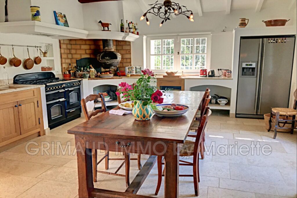 Grande propriété sur 5 HA de terrain avec piscine – 10 pièces – 6 chambres – 350.00 m²