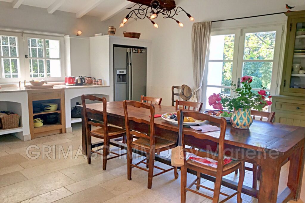 Grande propriété sur 5 HA de terrain avec piscine – 10 pièces – 6 chambres – 350.00 m²