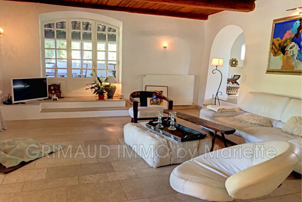 Grande propriété sur 5 HA de terrain avec piscine – 10 pièces – 6 chambres – 350.00 m²