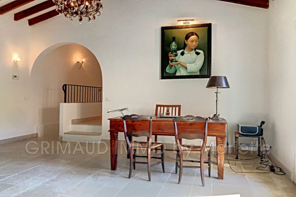 Grande propriété sur 5 HA de terrain avec piscine – 10 pièces – 6 chambres – 350.00 m²