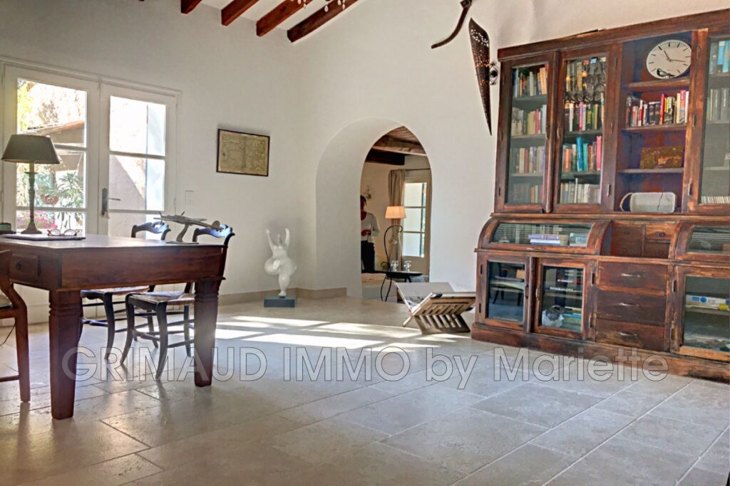 Grande propriété sur 5 HA de terrain avec piscine – 10 pièces – 6 chambres – 350.00 m²