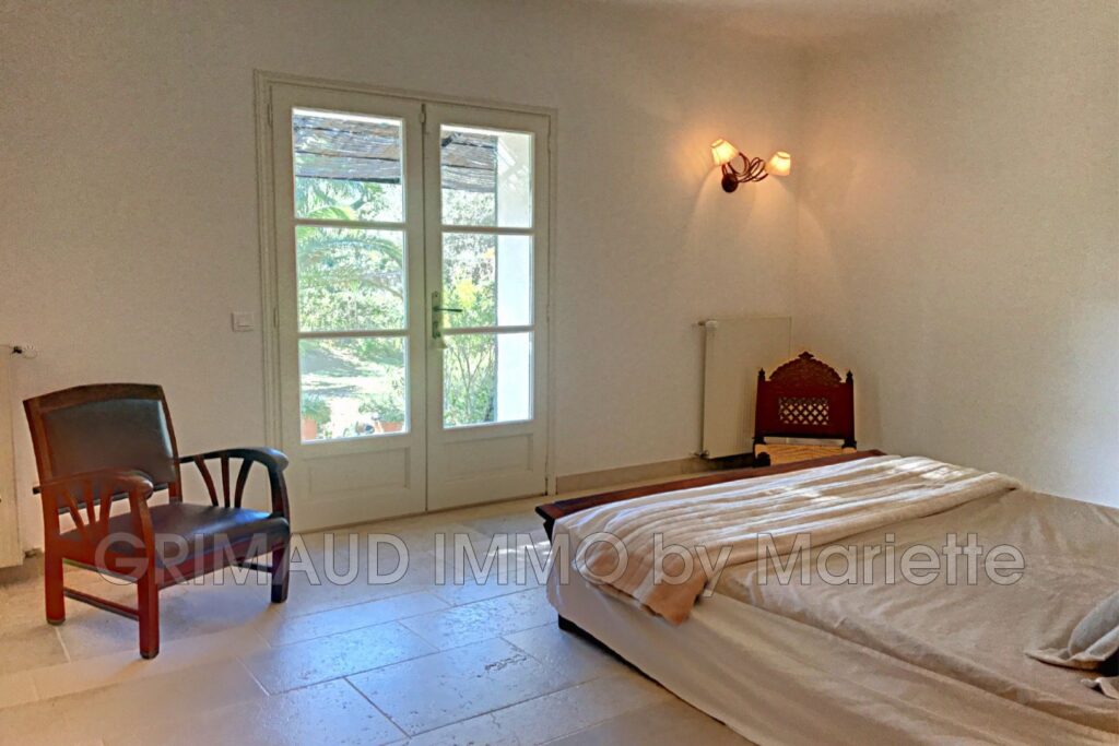 Grande propriété sur 5 HA de terrain avec piscine – 10 pièces – 6 chambres – 350.00 m²