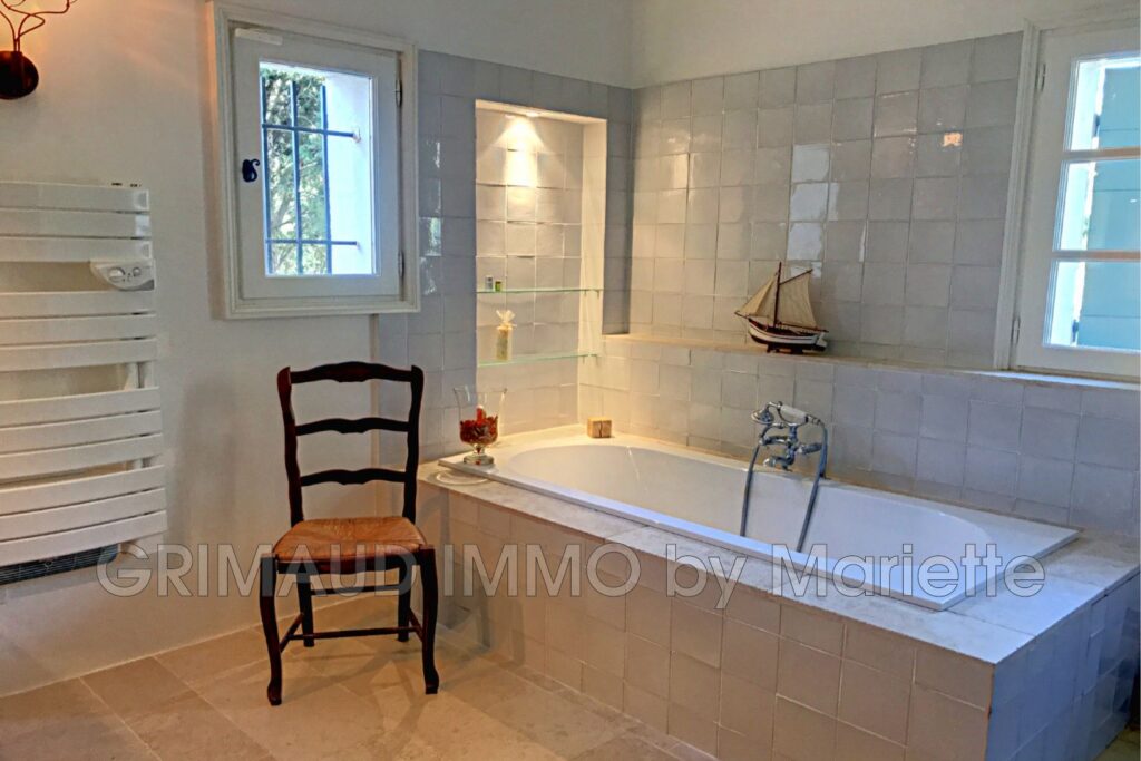 Grande propriété sur 5 HA de terrain avec piscine – 10 pièces – 6 chambres – 350.00 m²