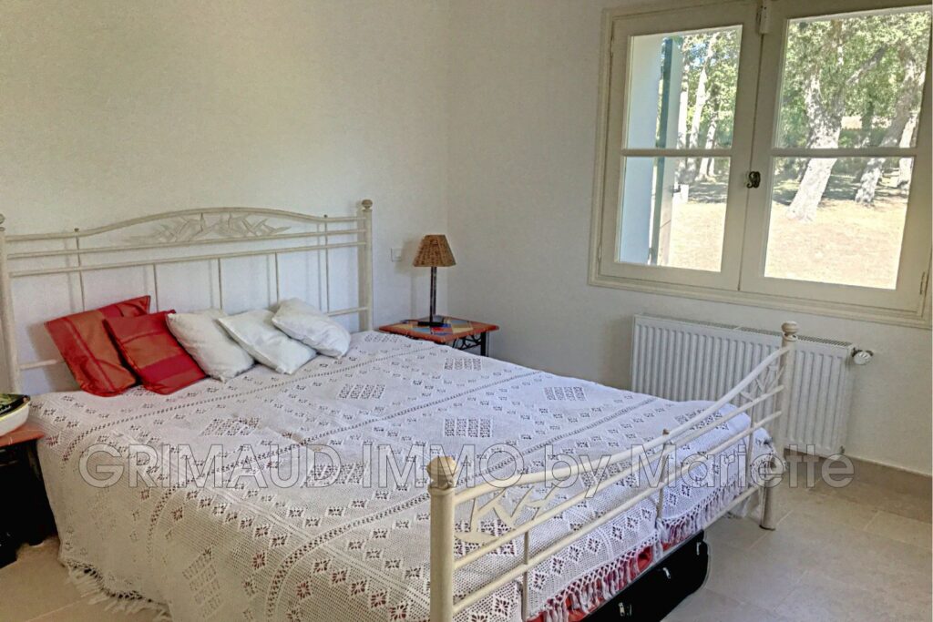 Grande propriété sur 5 HA de terrain avec piscine – 10 pièces – 6 chambres – 350.00 m²