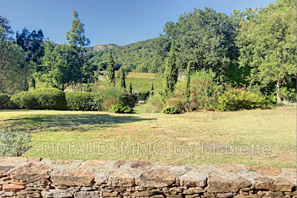 Grande propriété sur 5 HA de terrain avec piscine – 10 pièces – 6 chambres – 350.00 m²