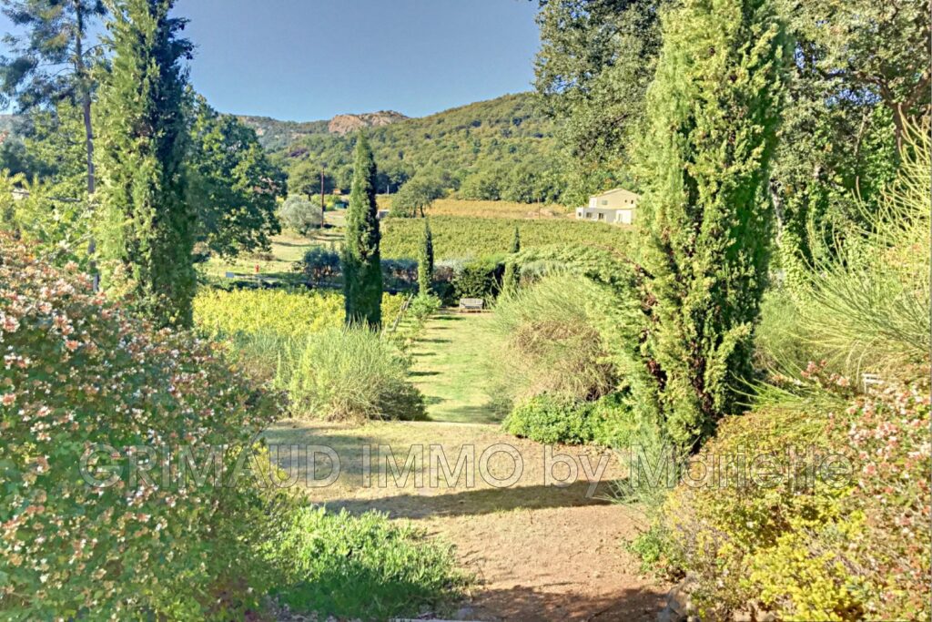 Grande propriété sur 5 HA de terrain avec piscine – 10 pièces – 6 chambres – 350.00 m²