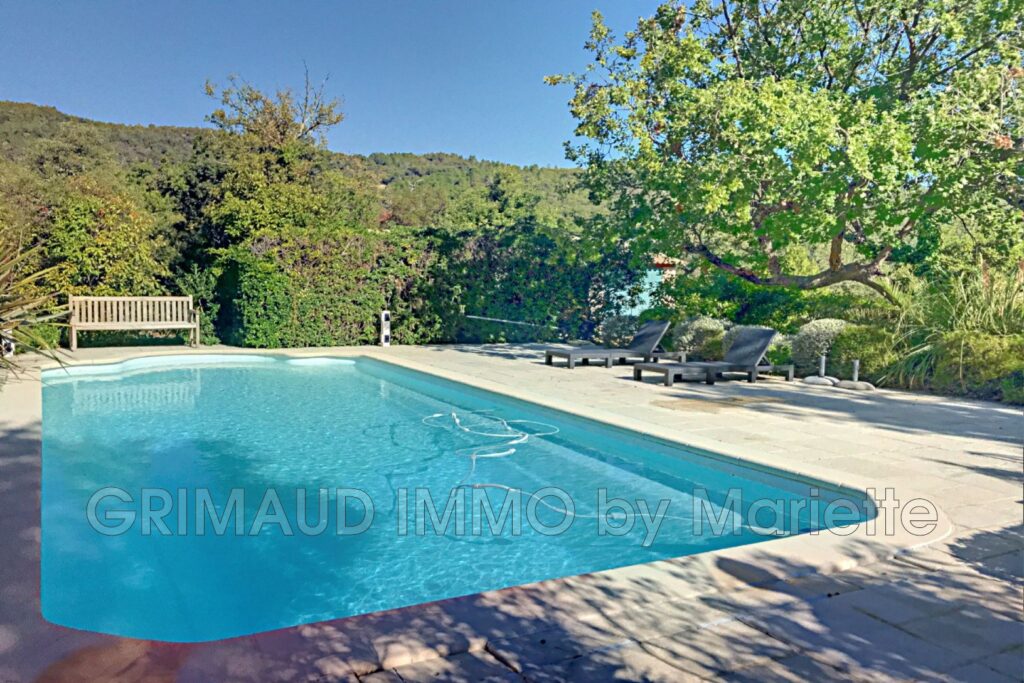 Grande propriété sur 5 HA de terrain avec piscine – 10 pièces – 6 chambres – 350.00 m²