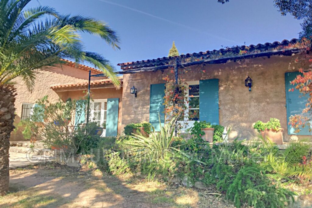 Grande propriété sur 5 HA de terrain avec piscine – 10 pièces – 6 chambres – 350.00 m²