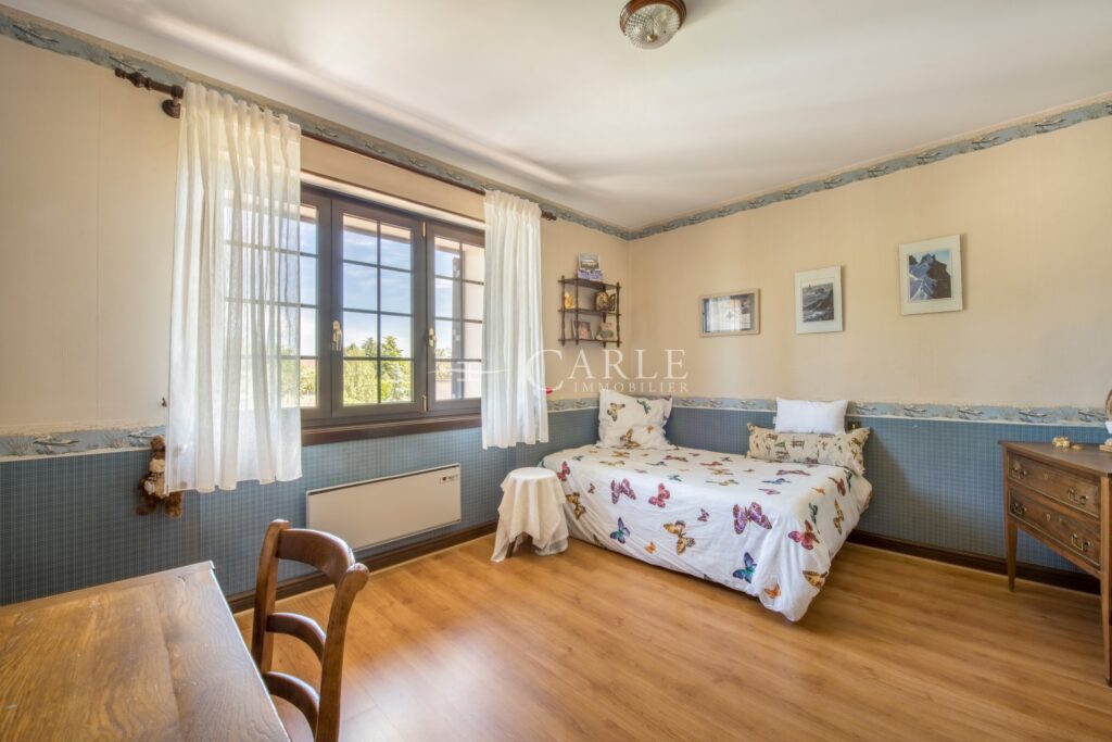 À quelques pas du parc de Mathan et son étang, ancien corps de – 8 pièces – 4 chambres – 4  – 238.00 m²