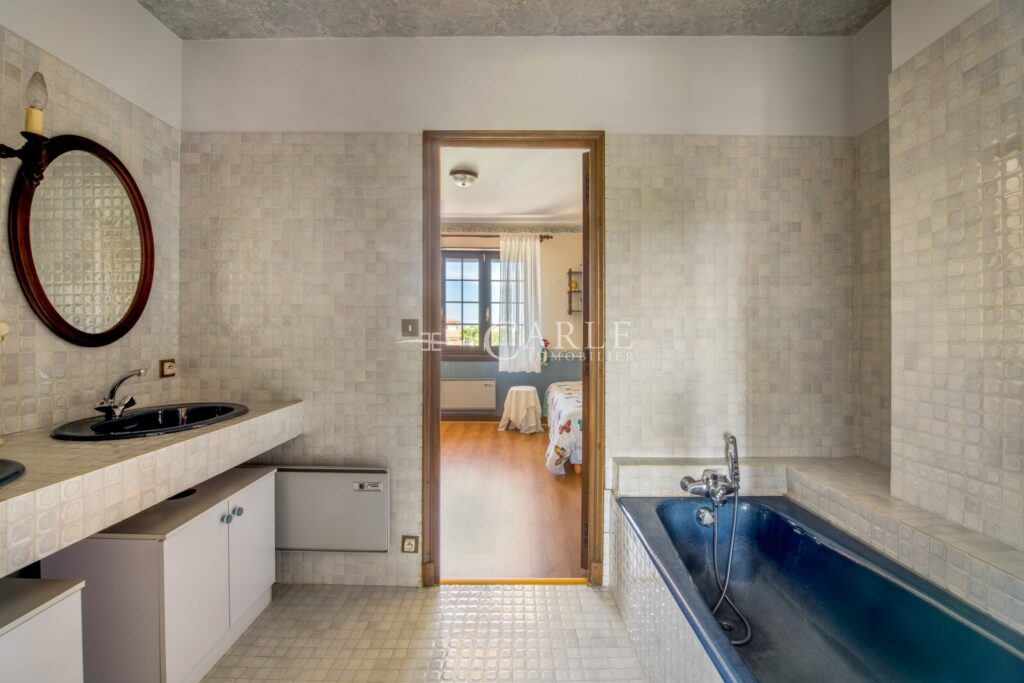 À quelques pas du parc de Mathan et son étang, ancien corps de – 8 pièces – 4 chambres – 4  – 238.00 m²