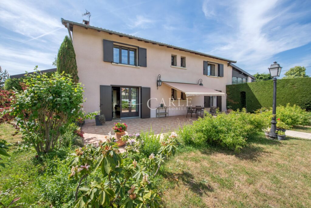 À quelques pas du parc de Mathan et son étang, ancien corps de – 8 pièces – 4 chambres – 4  – 238.00 m²