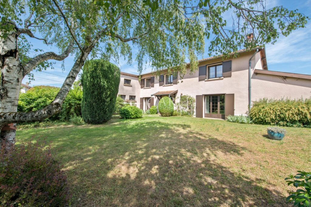 À quelques pas du parc de Mathan et son étang, ancien corps de – 8 pièces – 4 chambres – 4  – 238.00 m²