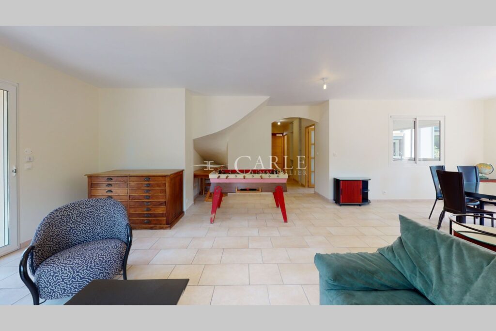 Villa atypique aux surfaces exceptionnelles – piscine intérieu – 10 pièces – 6 chambres – 4  – 255.00 m²