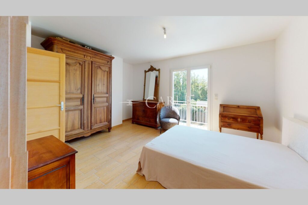 Villa atypique aux surfaces exceptionnelles – piscine intérieu – 10 pièces – 6 chambres – 4  – 255.00 m²