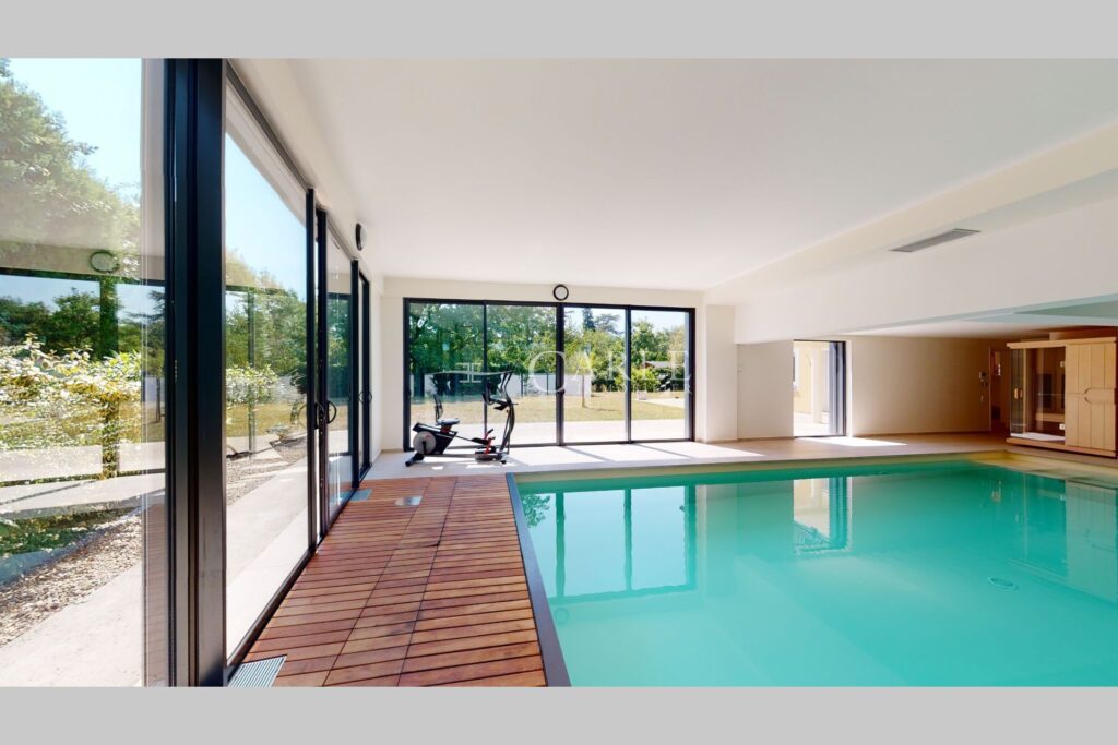 Villa atypique aux surfaces exceptionnelles – piscine intérieu – 10 pièces – 6 chambres – 4  – 255.00 m²