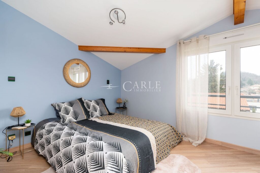 Villa d’architecte d’exception en fond d’impasse avec piscine  – 9 pièces – 5 chambres – 4  – 207.00 m²