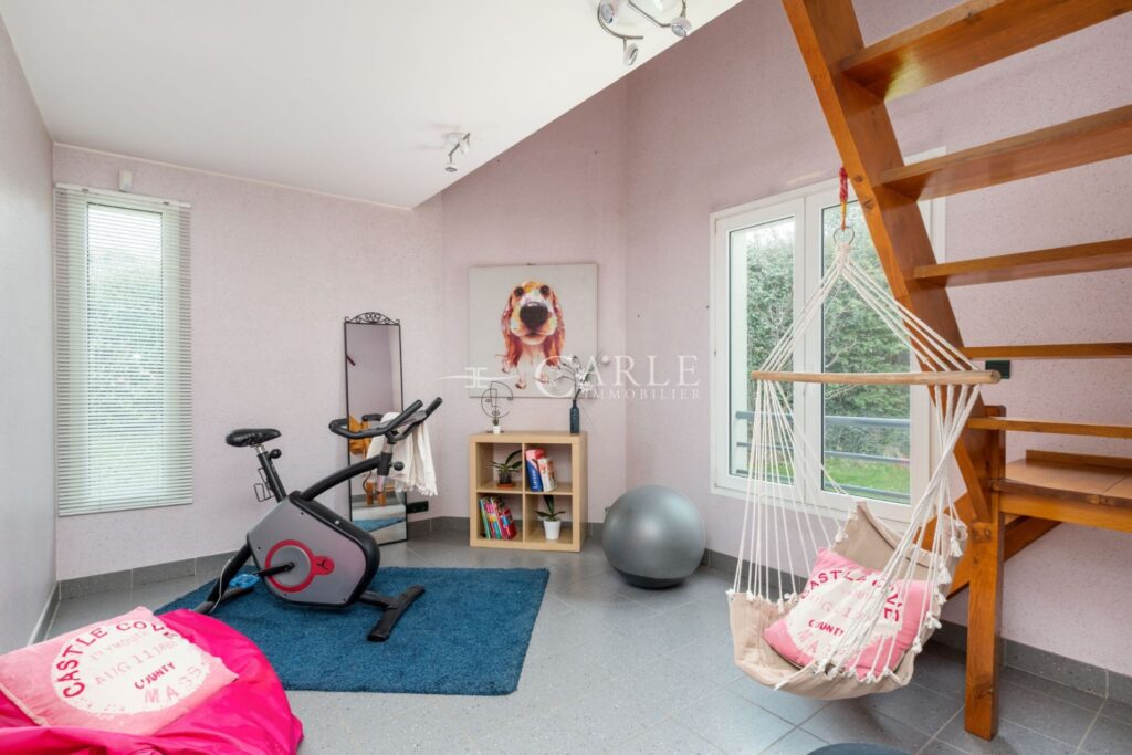 Villa d’architecte d’exception en fond d’impasse avec piscine  – 9 pièces – 5 chambres – 4  – 207.00 m²