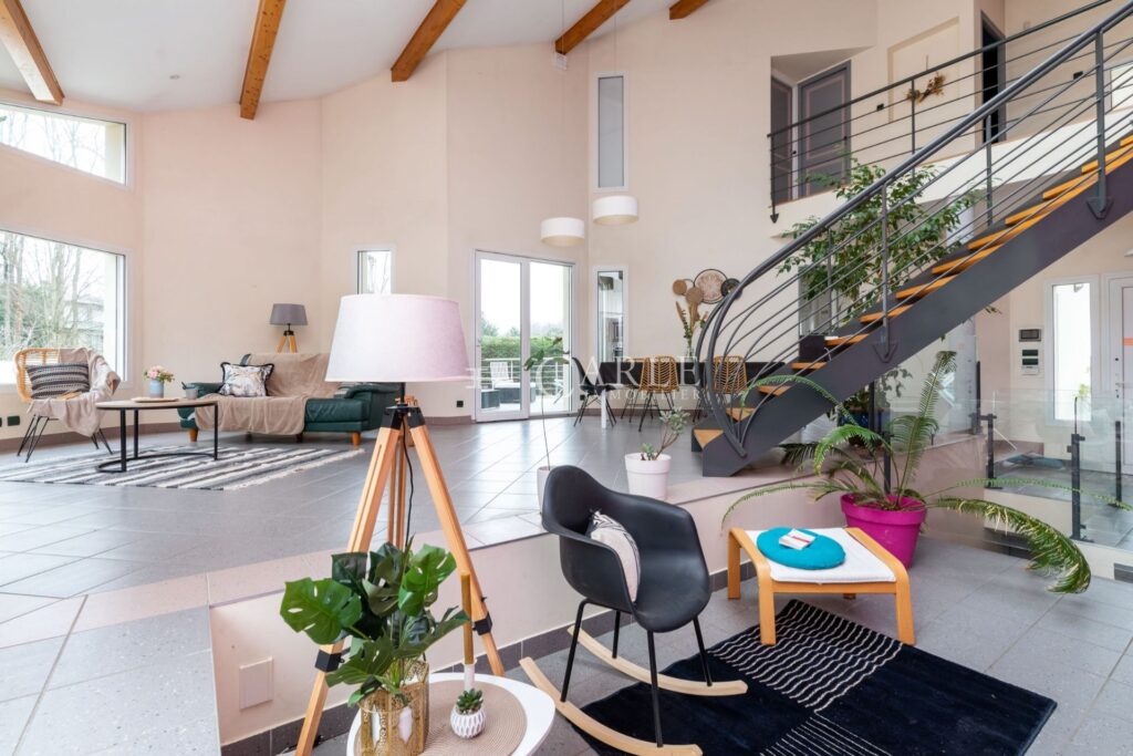 Villa d’architecte d’exception en fond d’impasse avec piscine  – 9 pièces – 5 chambres – 4  – 207.00 m²