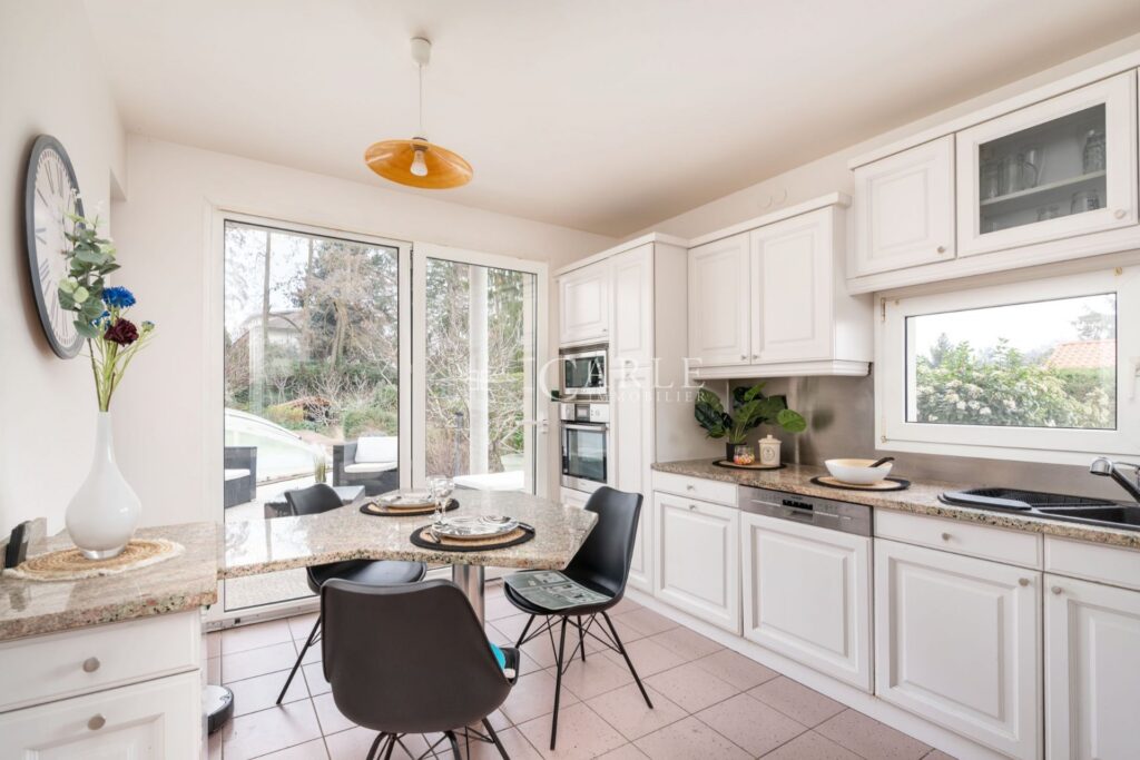 Villa d’architecte d’exception en fond d’impasse avec piscine  – 9 pièces – 5 chambres – 4  – 207.00 m²