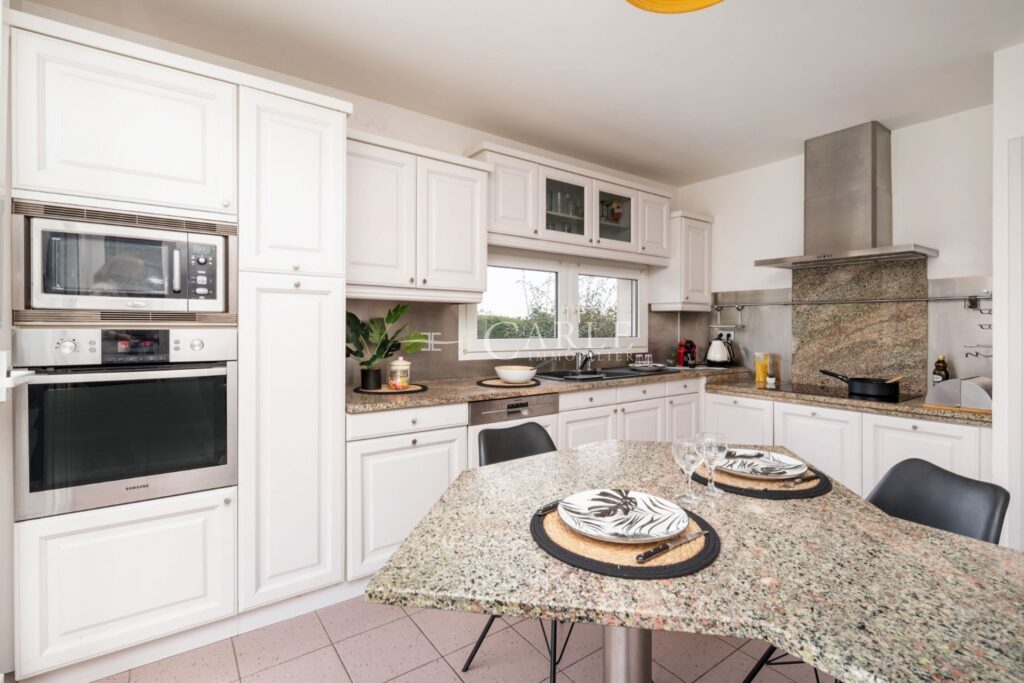 Villa d’architecte d’exception en fond d’impasse avec piscine  – 9 pièces – 5 chambres – 4  – 207.00 m²