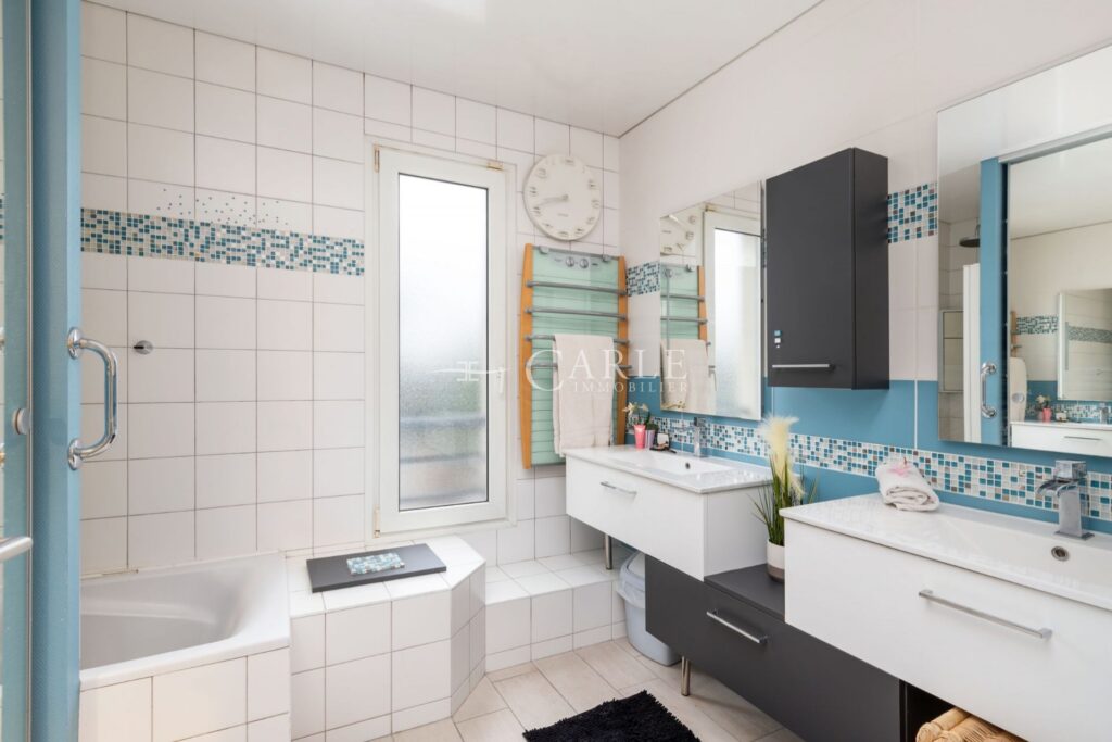 Villa d’architecte d’exception en fond d’impasse avec piscine  – 9 pièces – 5 chambres – 4  – 207.00 m²