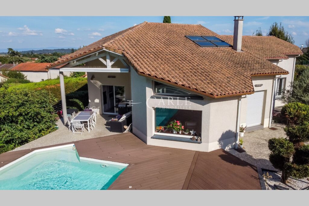 Villa d’architecte d’exception en fond d’impasse avec piscine  – 9 pièces – 5 chambres – 4  – 207.00 m²