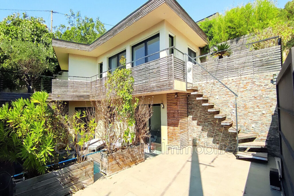 BANDOL – VUE MER – 5 pièces – 4 chambres – 4  – 130.00 m²