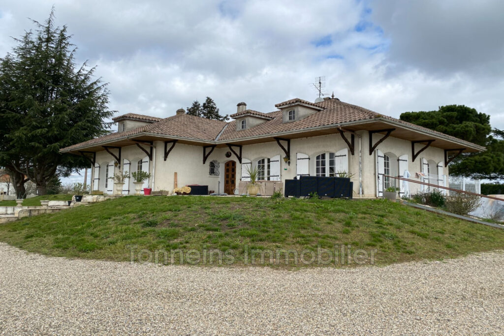 Maison de construction traditionnelle 4CH. – 6 pièces – 4 chambres – 4  – 257.00 m²