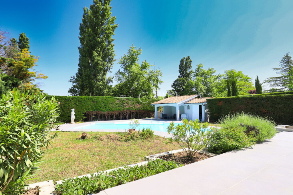 Villa rénovée de 178 m² avec piscine, sans vis-à-vis et en fon – 7 pièces – 4 chambres – 4  – 178.00 m²