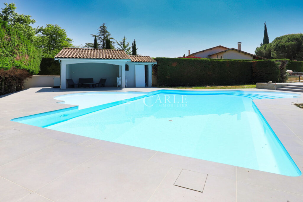 Villa rénovée de 178 m² avec piscine, sans vis-à-vis et en fon – 7 pièces – 4 chambres – 4  – 178.00 m²