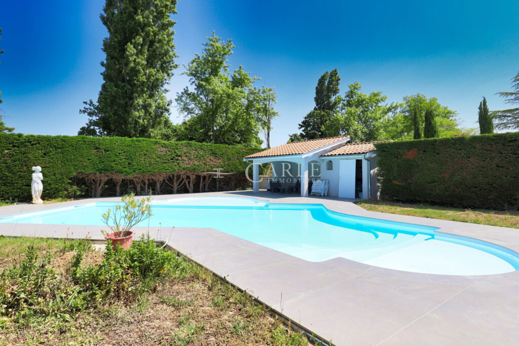 Villa rénovée de 178 m² avec piscine, sans vis-à-vis et en fon – 7 pièces – 4 chambres – 4  – 178.00 m²