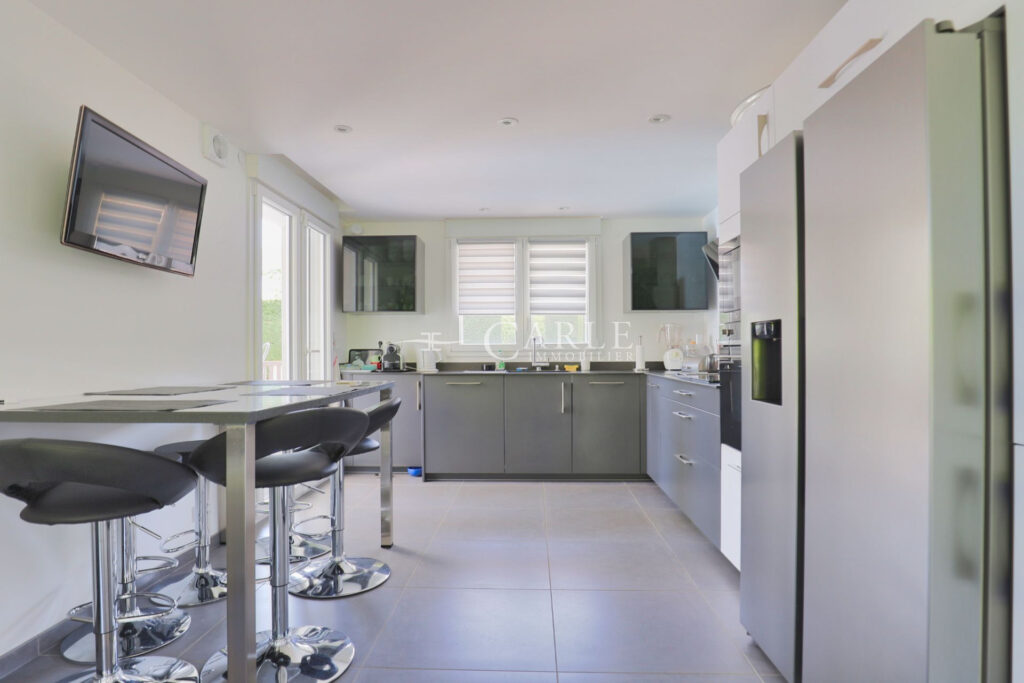 Villa rénovée de 178 m² avec piscine, sans vis-à-vis et en fon – 7 pièces – 4 chambres – 4  – 178.00 m²