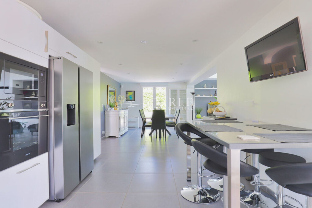 Villa rénovée de 178 m² avec piscine, sans vis-à-vis et en fon – 7 pièces – 4 chambres – 4  – 178.00 m²