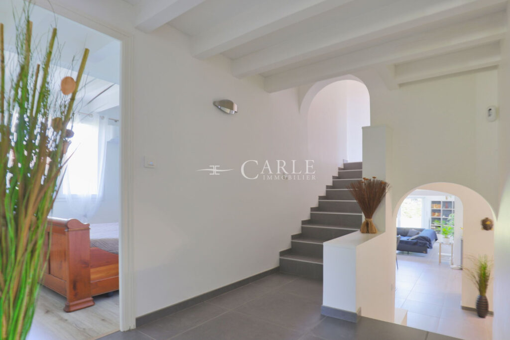 Villa rénovée de 178 m² avec piscine, sans vis-à-vis et en fon – 7 pièces – 4 chambres – 4  – 178.00 m²