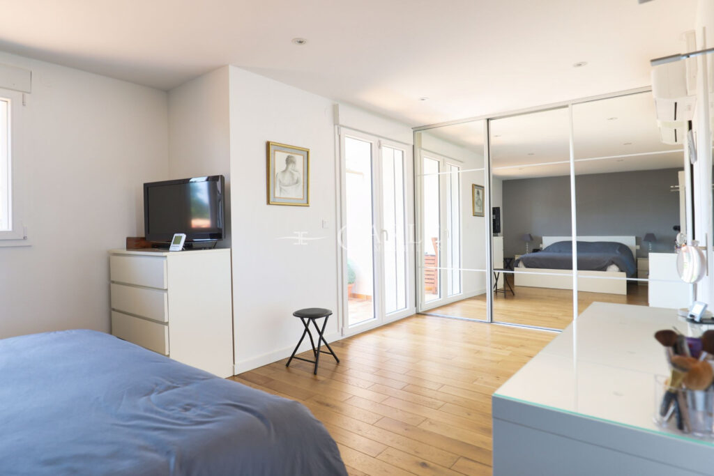 Villa rénovée de 178 m² avec piscine, sans vis-à-vis et en fon – 7 pièces – 4 chambres – 4  – 178.00 m²