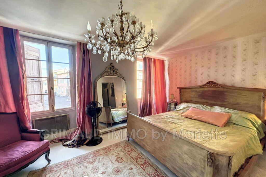 vente maison de village 9 Pièce(s) – 9 pièces – 7 chambres – 4  – 300.00 m²