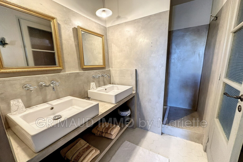 vente maison de village 9 Pièce(s) – 9 pièces – 7 chambres – 4  – 300.00 m²