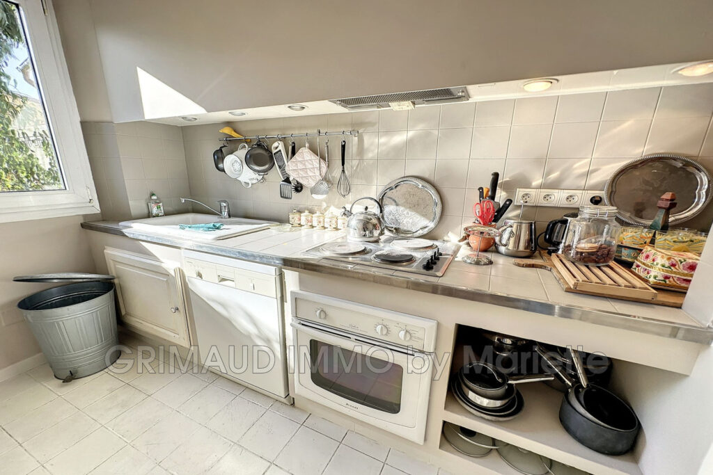 vente maison de village 9 Pièce(s) – 9 pièces – 7 chambres – 4  – 300.00 m²