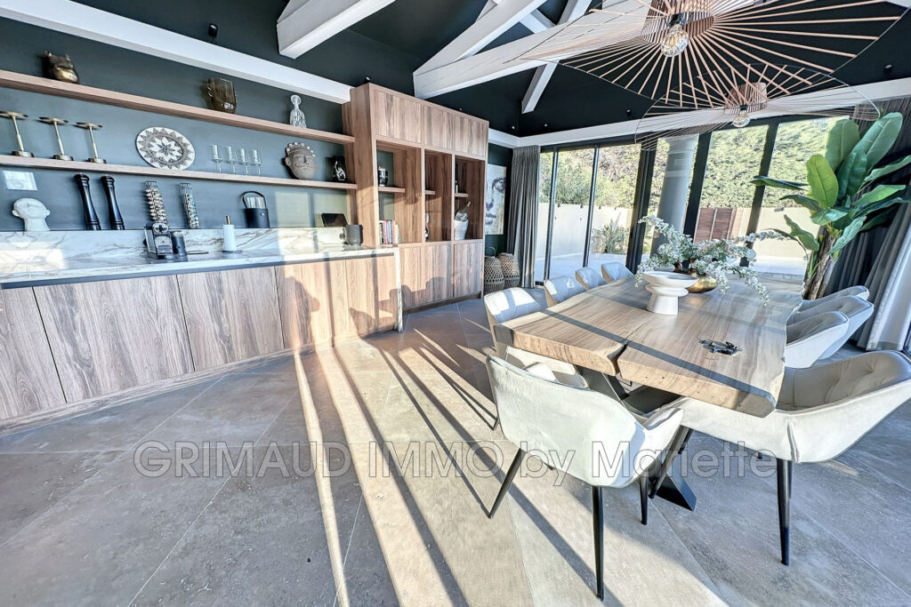 Villa sur 4170m² terrain avec vue dégagée et vue mer, compléte – 6 pièces – 7 chambres – 4  – 300.00 m²