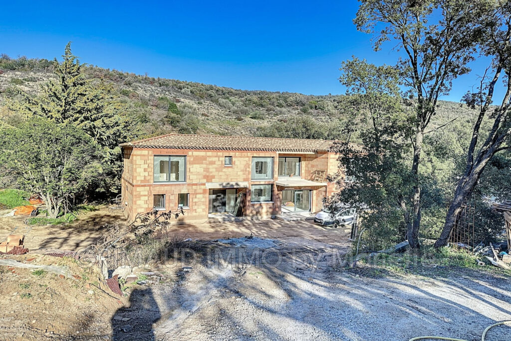 villa neuve livraison fin 2024, au calme avec 6ha de terrain.  – 5 pièces – 4 chambres – 4  – 240.00 m²