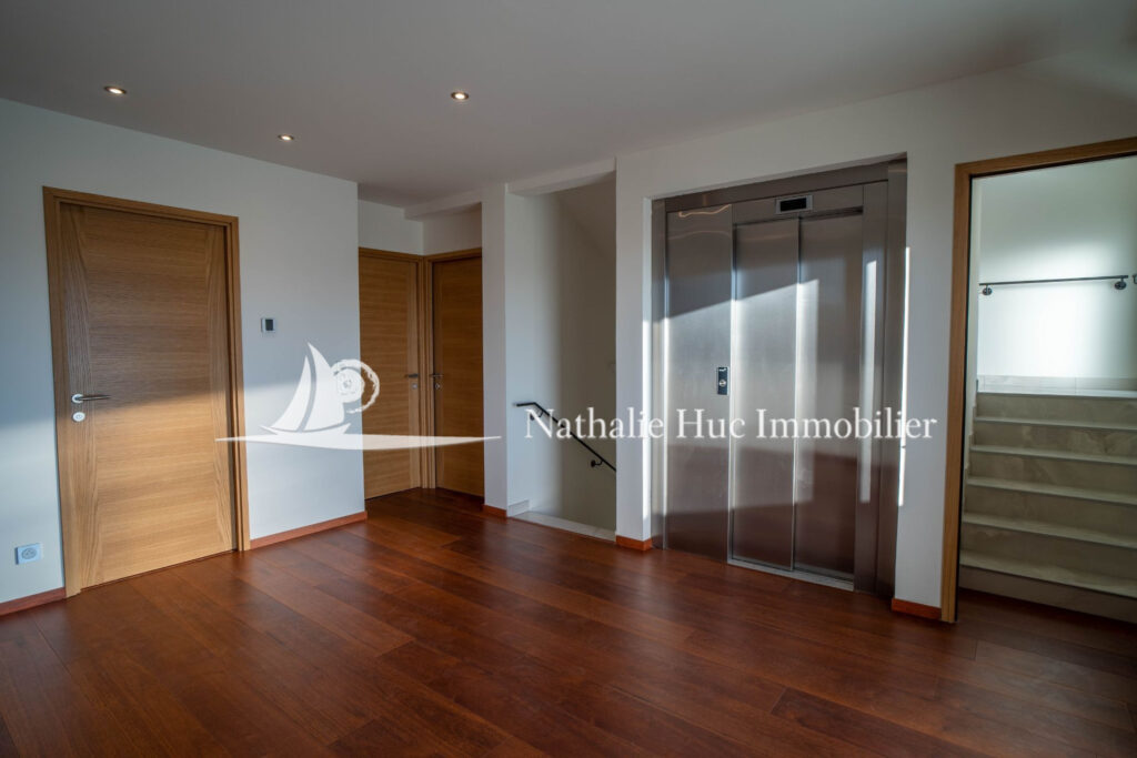 vente maison contemporaine 5 Pièce(s) – 5 pièces – 3 chambres – 4  – 174.00 m²