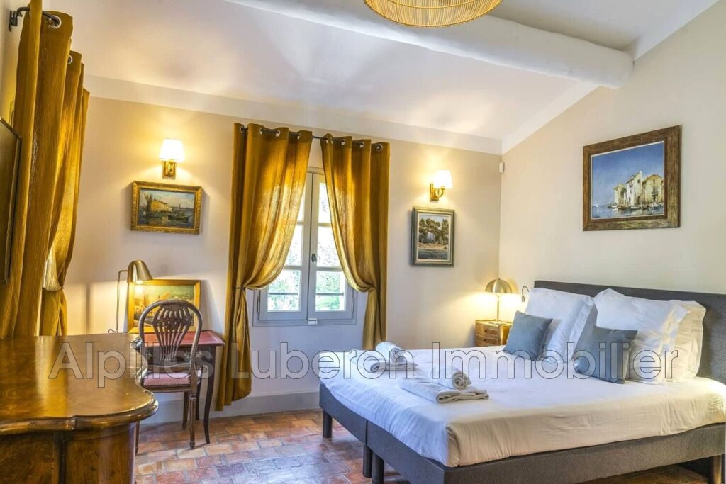 location saisonnière mas 8 Pièce(s) – 8 pièces – 6 chambres – 4  – 240.00 m²