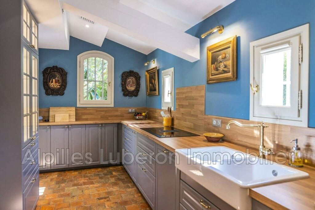 location saisonnière mas 8 Pièce(s) – 8 pièces – 6 chambres – 4  – 240.00 m²