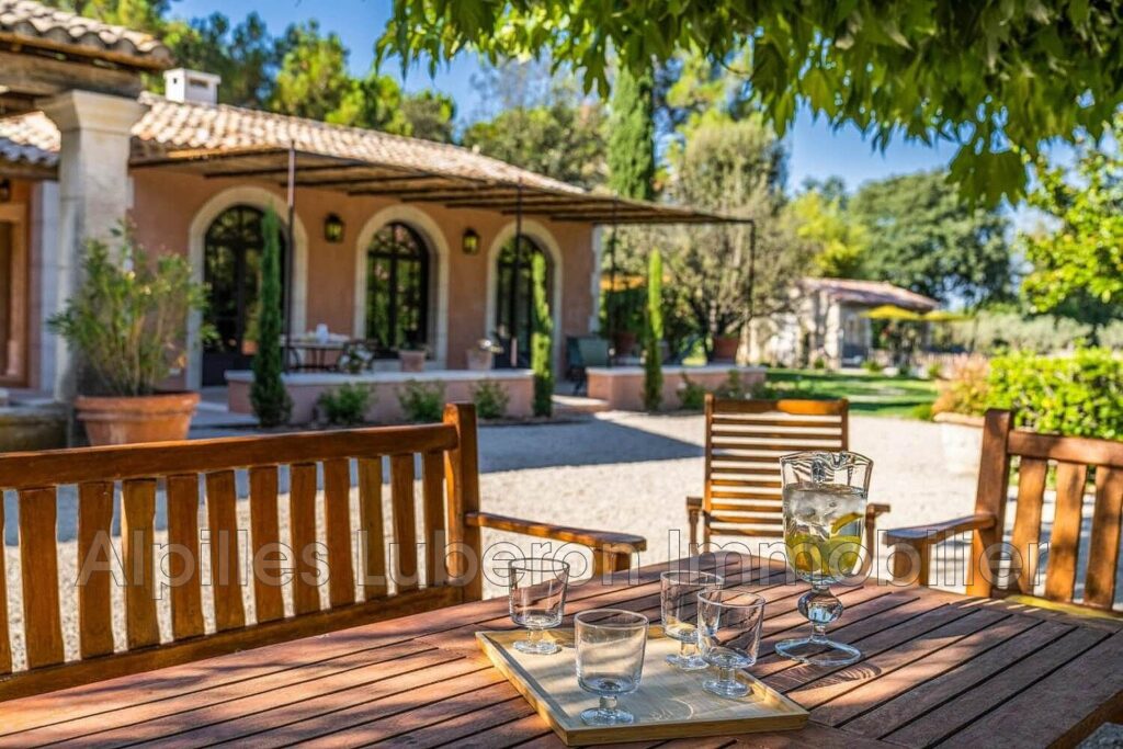 location saisonnière mas 8 Pièce(s) – 8 pièces – 6 chambres – 4  – 240.00 m²