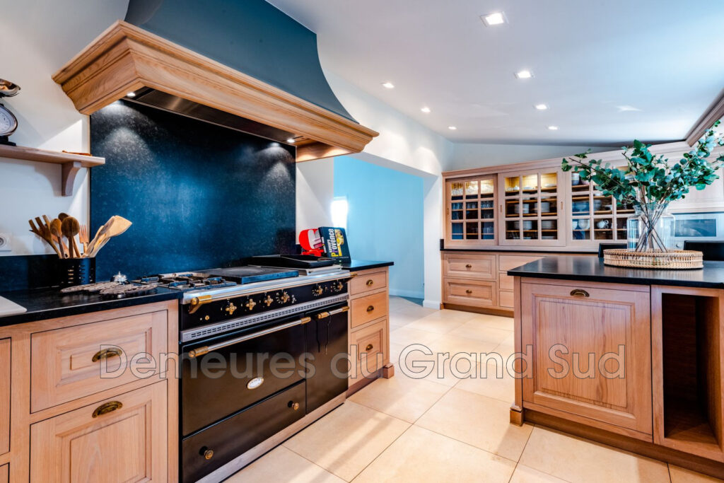 Mas Authentique du XVIIIème siècle pour les amoureux du calme. – NR pièces – 8 chambres – 4  – 480.00 m²