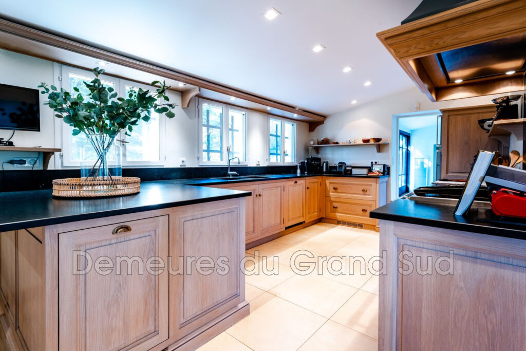 Mas Authentique du XVIIIème siècle pour les amoureux du calme. – NR pièces – 8 chambres – 4  – 480.00 m²